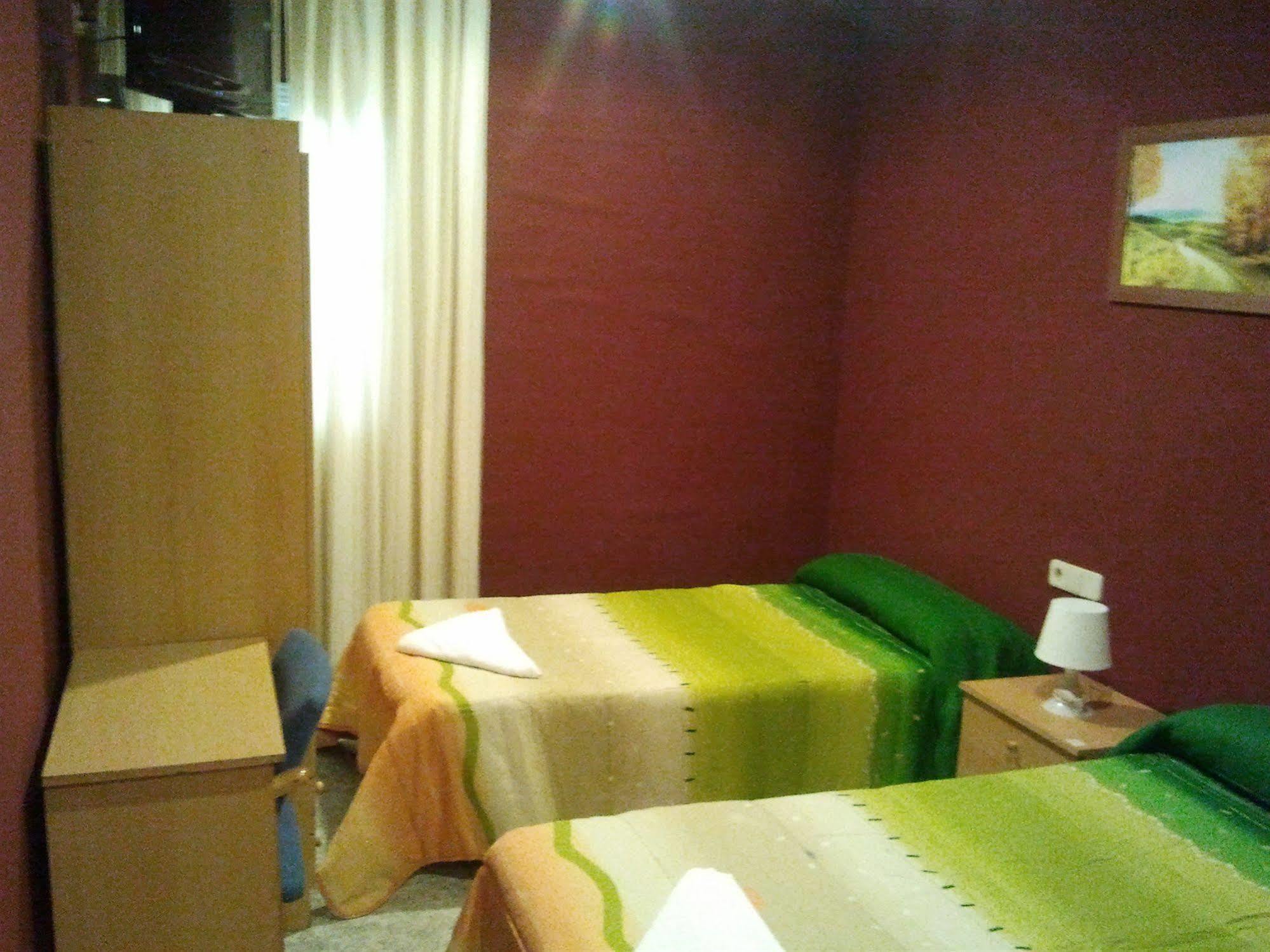 Hostal Emilio Barajas Мадрид Екстериор снимка